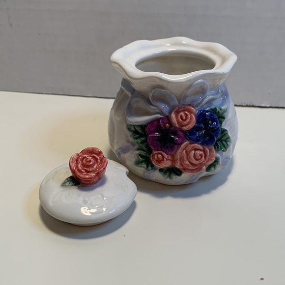 Vintage floral relief tea pot & sugar bowl with roses and blue ribbon - Picture 3 of 7
